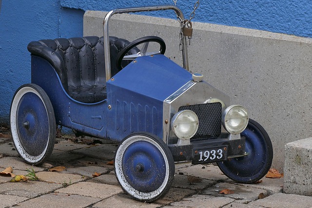 Stylové modré autíčko.